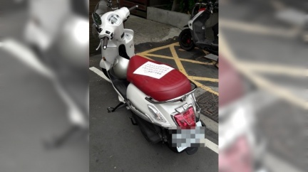 騎士亂停專用車格 網見超客氣29字紙條:阿彌陀佛