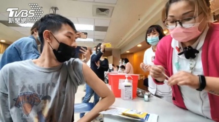 不領情!指揮中心推疫苗接種假 基層醫護:不如請病假