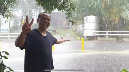 屏東降大雨水流成河 他曝「民眾淋雨片」:拿麼開心