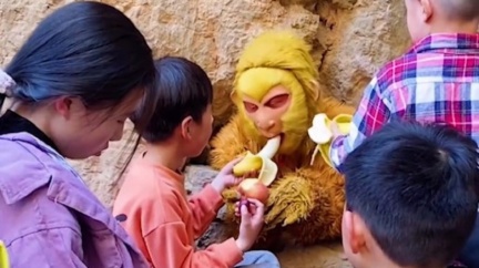 吃不下了!扮孫悟空壓五指山 工作人員崩潰:遊客狂餵香蕉