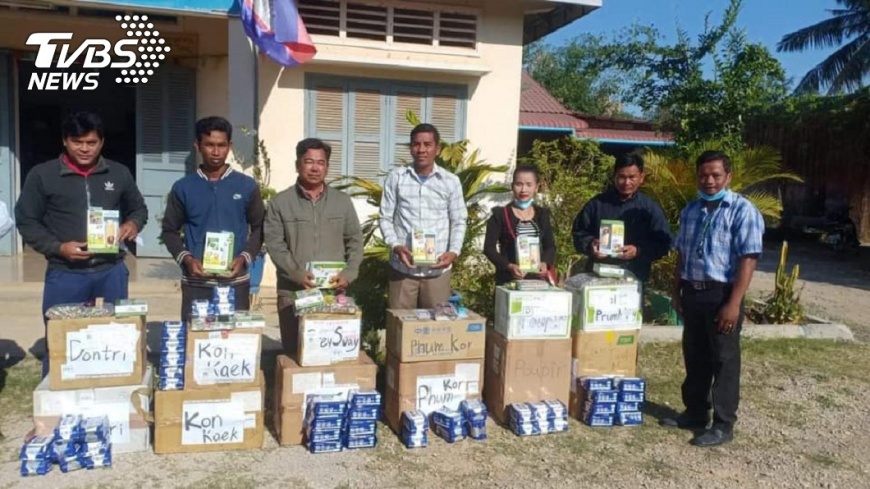 北醫大飛洋國際服務團募集口罩等物資捐贈柬國協助防疫。圖片提供北醫大  
