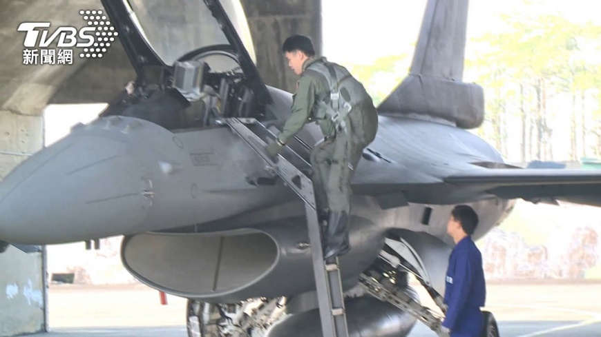 陸官媒《環球時報》稱F-16V無法對抗殲-16與殲-20。(圖／TVBS)