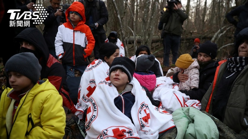多名中東難民孩童聚集在波蘭與白俄交界靠近波蘭東部Narewka的一處森林。（圖／達志影像路透）