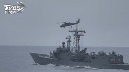 飛官海上訓練誤觸　海軍S-70C反潛直升機副油箱拋出