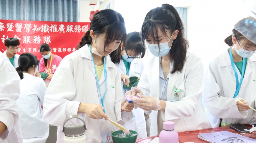 台灣安進攜手北醫大舉辦生物醫學研習營：印模刻牙實驗中，學員實際製作個人牙模