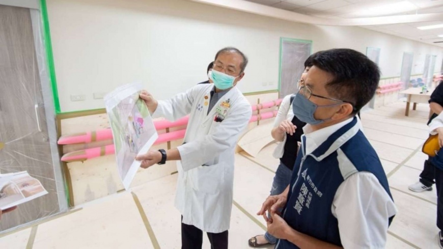 圖/陳章賢代理市長(右)視察2樓兒科門診空間，以四季為主題裝修，提供兒童有趣、安心(新竹市政府提供