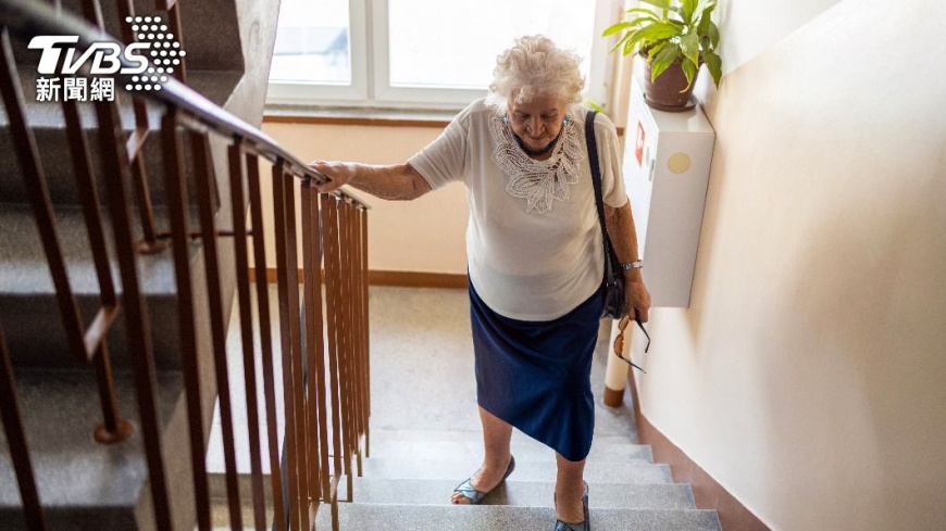 老公寓沒有電梯，每天出門只能爬樓梯，對長輩來說無疑是負擔！（示意圖／shutterstock達志影像）
