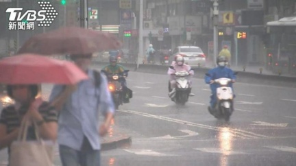 連5天暴雨來襲！台灣半邊「紫到發黑」降雨時間曝