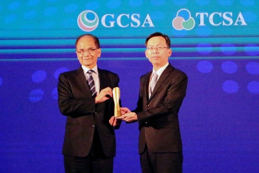機場公司榮獲「2022年TCSA台灣企業永續獎」三項大獎，連續三年獲獎，由立法院長游錫堃（左）頒發獎座、機場公司董事長林國顯（右）代表受獎。