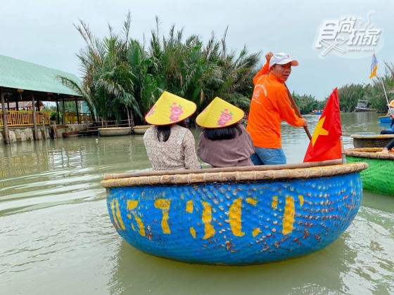 越南中部必玩的椰子船。（圖／食尚玩家）