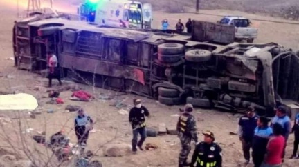 祕魯「魔鬼彎」驚傳巴士墜崖意外　至少24人喪生