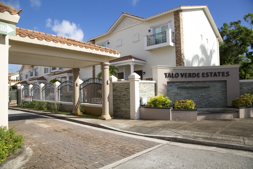 2016年麗寶集團在關島杜夢灣推出第一個建案-Talo Verde豪華透天連棟別墅之社區入口處 (麗寶集團提供)