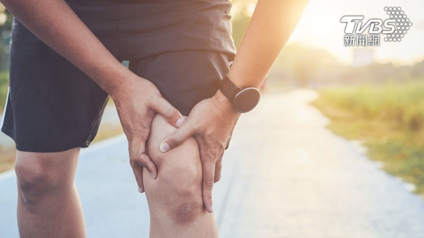 膝關節問題是老年人常見的就醫原因之一，長期磨損更容易導致退化性關節炎發生。（示意圖，非當事人／shutterstock達志影像）