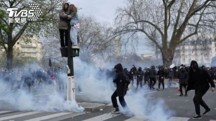 催淚瓦斯鎮暴警察出動　法反年改續燒28萬人上街