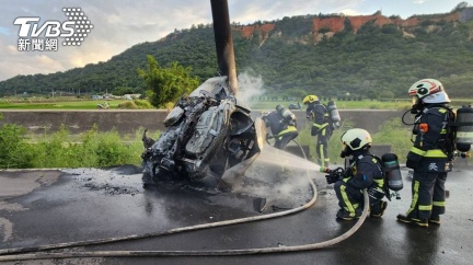 台中外埔自撞電杆火燒車　駕駛乘客逃生不及雙亡