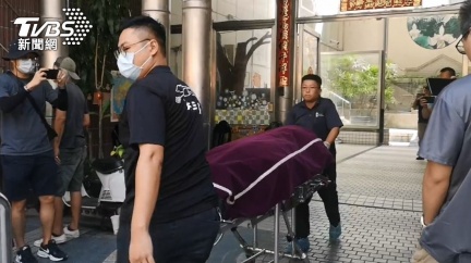 惡鄰當2童面剁死爸媽「死刑撤銷」　死者父淚崩