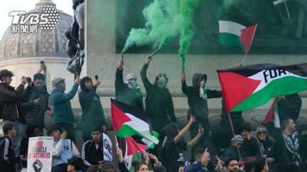 各地掀「挺巴示威」　火燒以色列國旗抗議