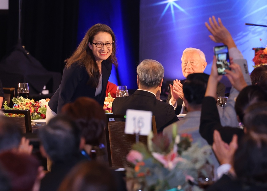 APEC領袖峰會於美國舊金山時間17日落幕，台灣領袖代表張忠謀（後右）伉儷晚間舉辦答謝宴，駐美代表蕭美琴（左）出席與會。（圖／中央社）