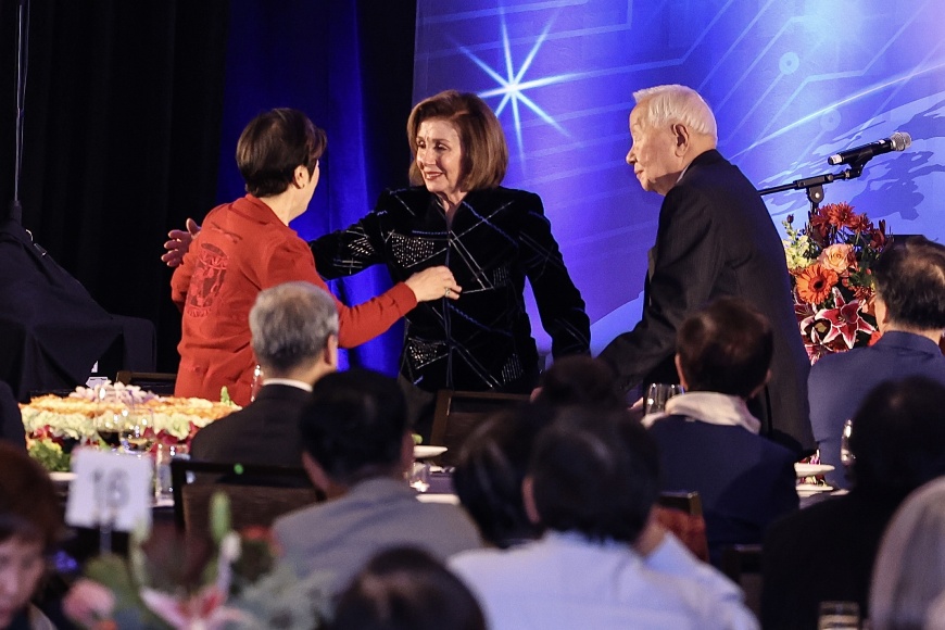 APEC台灣領袖代表張忠謀（右）、夫人張淑芬（左）伉儷晚間舉辦答謝宴，美國前眾議院議長裴洛西（Nancy Pelosi）（中）現身，向兩人致意。(圖／中央社)