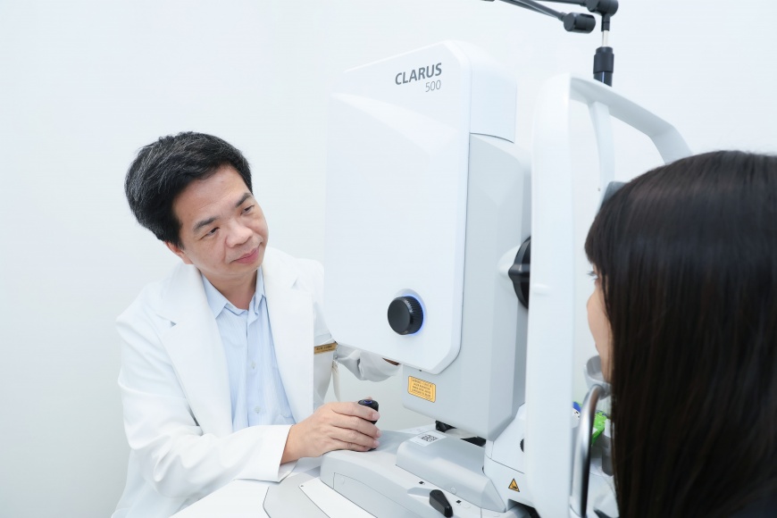 EyePlus艾佳聚英視光眼科周士祺醫師點出，民眾應該訂製不同年齡層的「護眼方式」。（圖／TVBS）