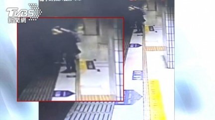 有人落軌！18歲男勇跳月台救　30秒後火車來