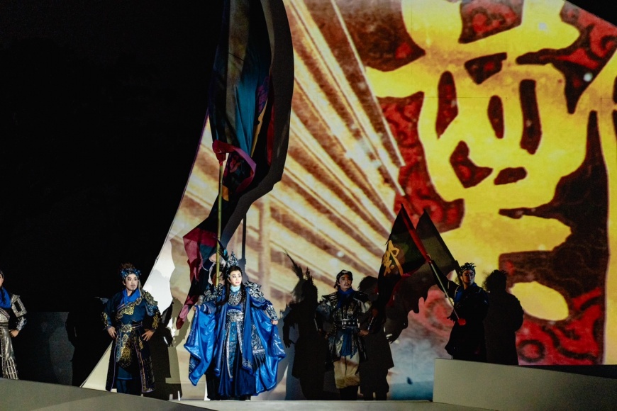 圖說： 《1624》 歌仔音樂劇2月23日進行總彩排，孫翠鳳飾演的鄭芝龍登場，觀眾報以熱烈掌聲。
