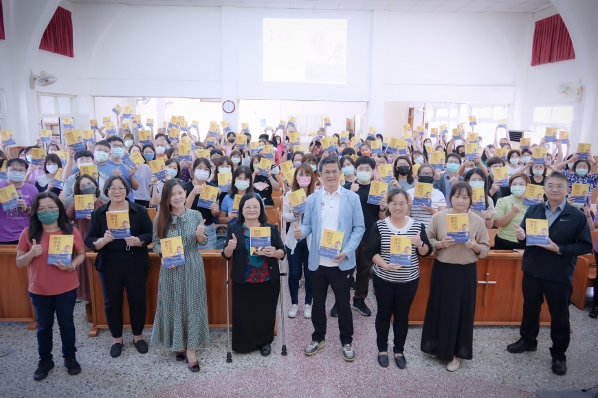 三發集團創辦人鍾俊榮捐贈黃鴻隆自傳新書《帶著桎梏翱翔》予身障團體。