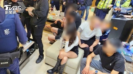 新北女倒臥車內現屍斑！清潔隊急報警 疑吸毒過量暴斃│TVBS新聞網