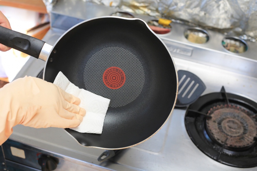 許多人經常使用廚房紙巾來吸油、接觸食材，這真的安全嗎？