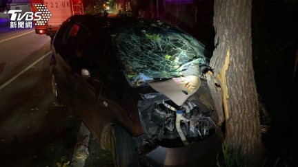 台東轎車猛撞路樹5人傷　女童驚恐癱坐在地