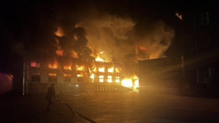 台南佳里塑膠廠全面燃燒　大量消防趕往灌救