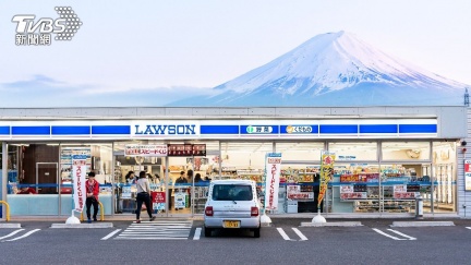 富士山搭黑幕阻遊客拍照　當地官員曝：這狀況考慮拆除