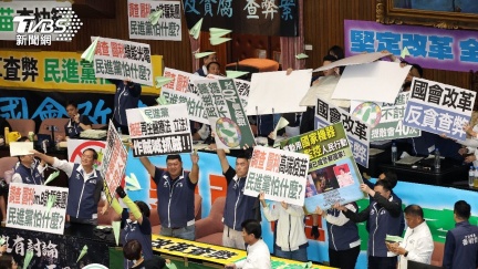 《立院職權行使法》二讀　綠委朝韓國瑜射紙飛機抗議