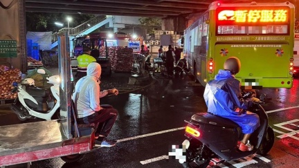 北市老婦騎單車路過華中橋　下秒詭捲公車底受困