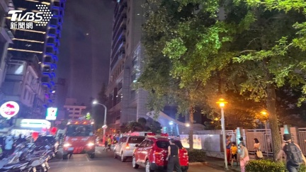 刑事局失火「濃煙狂冒」　消防員急衝現場灌救