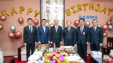 韓國瑜曬67歲慶生照　嗨吃蛋糕曝「3願望」