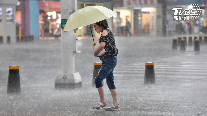 中央氣象署針對17縣市發布大雨特報。（圖／胡瑞麒攝）