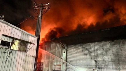 五股工廠全面燃燒濃煙狂竄　76人急衝現場灌救