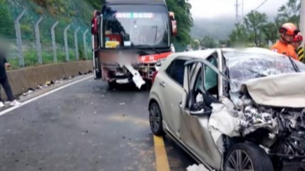 東南旅遊巴士韓國遭逆向車撞上　10名台客受傷、肇事駕駛身亡