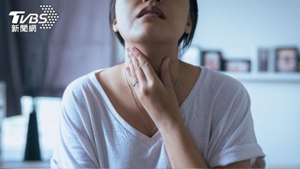 「喉嚨佈滿白色膿包」竟是新冠併發急性喉炎　醫：嚴重恐肺炎