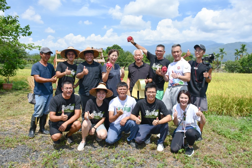 (新光保全與青出宜蘭農業運銷合作社攜手舉辦做田呷飯活動)