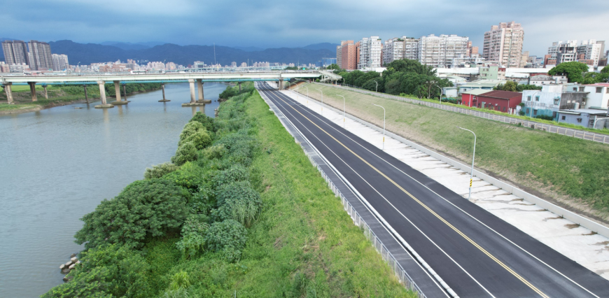 雙向一快一慢車道及臨河自行車道，路寬14公尺，串聯三重至鶯歌堤外便道系統