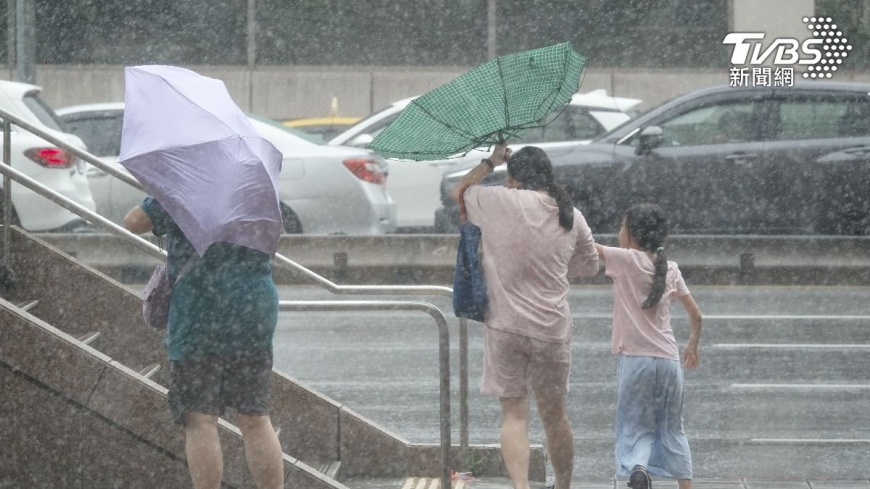 午後雨彈連轟3天。（圖／張哲鳴攝）