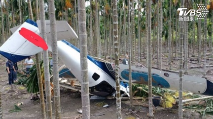 屏東輕航機迫降檳榔樹園嚴重毀損　2人急送醫