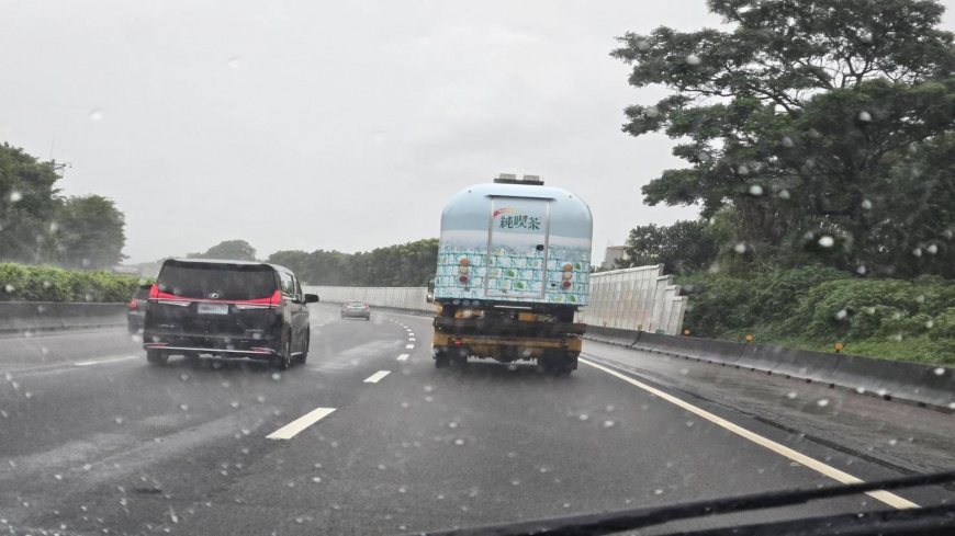 圖／純喫茶行動車現蹤，吸引民眾好奇