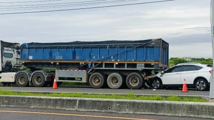 嘉義東石重大車禍！休旅車插進砂石車「滿地血」1死1重傷