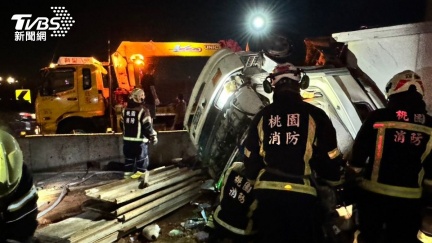 國3死亡車禍！貨櫃車失控翻覆「車頭變形」　34歲駕駛亡