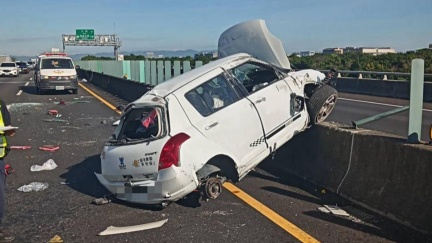 國三轎車爆胎失控衝分隔島「車身全爛」　駕駛命危、乘客骨折