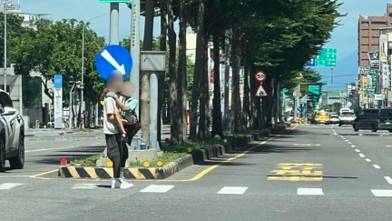 高雄翁雙手爬行過滾燙馬路　他霸氣「公主抱」暖哭萬人