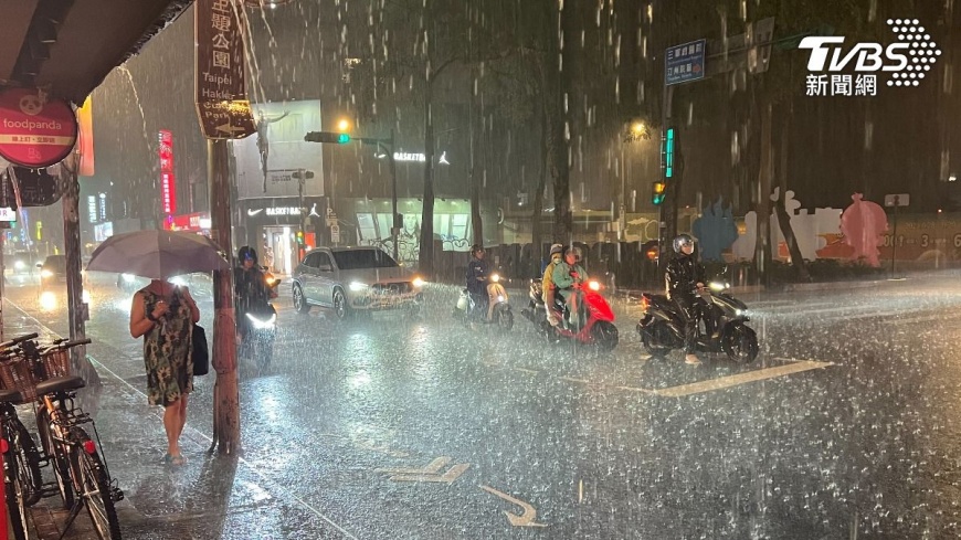 山陀兒颱風為台帶來豪雨。（圖／胡瑞麒攝）